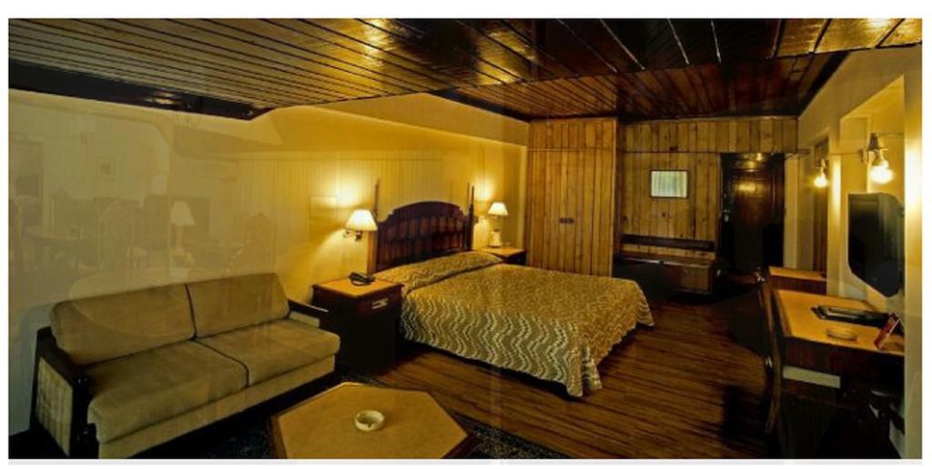 Hotel Broadway Srīnagar Zimmer foto